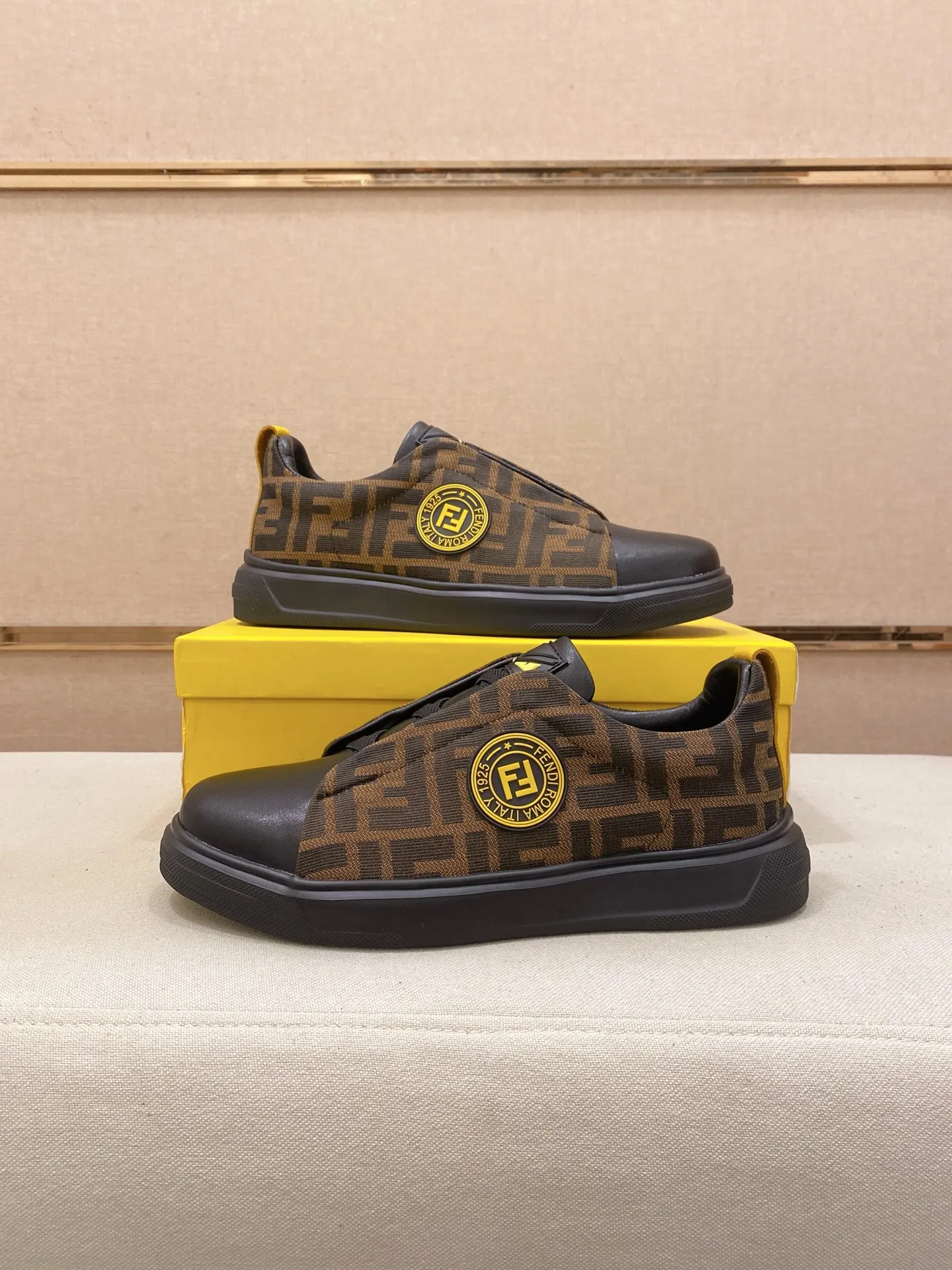 Factory price 400💰 (fendi) New style 👊🏻 upper 🇮🇹 imported cowhide fabric 🇩🇪 lining imported sheepskin lining. The original outsole is molded to highlight the identity of every man, and the upper foot is elegant and stable🚶🏻🚶🏻The high-end custom counters reproduce the original version📯No matter the wind or rain, the shoe last remains unchanged and can withstand the verification of time🔍️,🔵 Size: 38-44